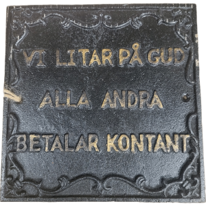 Skylt i gjutjärn text Vi litar på gud alla andra betalar kontant