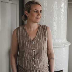 Lova linnen väst  – randig camel.