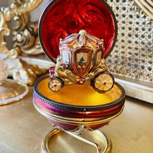 Mostowski Julägg Hinged Egg with a Carriage No3