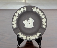 Svart askfat i Jasperware från Wedgwood