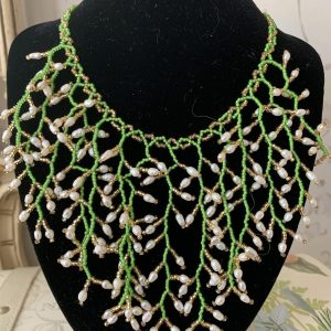 Halsband i pärlarbete med sötvattenspärlor. No26